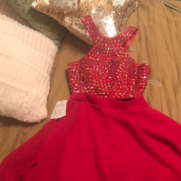 BEAUTIFUL HOMECOMING DRESS BRAND NEW! - Picture 2 of 3